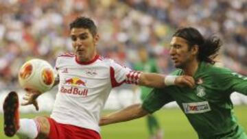 El futbolista del Zalgiris Vilnius, Luka Peric (d) pelea por el bal&oacute;n contra el jugador del Red Bull Salzburgo Jonatan Soriano Casas (i) durante el partido de ida clasificatorio para la Liga Europa disputado hoy, 22 de agosto de 2013, en Salzburgo, Austria. 