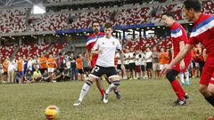 Santi Mina, en una imagen de archivo de la visita de cinco futbolistas del Valencia el pasado verano a Singapur. 