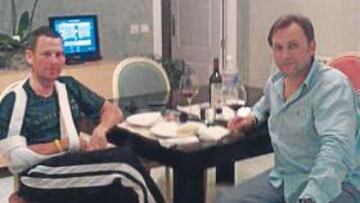 <b>RELAJADO.</b> Armstrong, con el brazo en cabestrillo en casa de Bruyneel