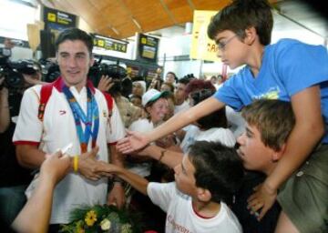Así recibieron al gallego sus paisanos tras ganar dos medallas (oro y plata) en los JJOO de Atenas 2004.