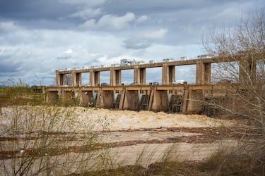 Imágenes de la presa de Cantillana. Andalucía, permanece en máxima alerta por la fuerte crecida del río Guadalquivir, provocada por semanas de lluvias intensas, terreno saturado y desembalses preventivos de múltiples presas. A su paso por el municipio de Cantillana, la presa de derivación está desaguando a su capacidad máxima para gestionar el elevado volumen de agua que llega desde la cuenca alta.