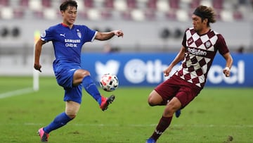 Soccer Football - AFC Champions League - Group G - Vissel Kobe v Suwon Bluewings - Khalifa International Stadium, Doha, Qatar - December 4, 2020 Suwon Bluewings' Gun-Hee Kim in action with Vissel Kobe's Ryuho Kikuchi REUTERS/Ibraheem Al Omari