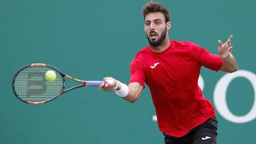 Marcel Granollers devuelve una bola ante Mischa Zverev durante su partido en el Masters 1.000 de Shanghai.