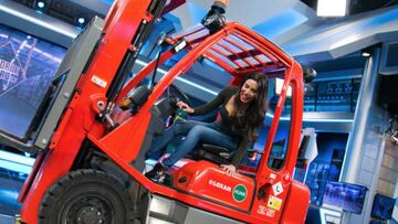 Pilar Rubio logra encender un mechero con un toro hidráulico.