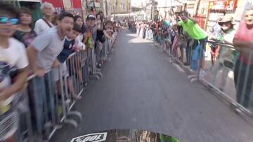 Pedro Ferreira en POV durante su bajada ganadora del Red Bull Valpara&iacute;so Cerro Abajo 2019, el evento de descenso / downhill urbano m&aacute;s famoso del mundo.