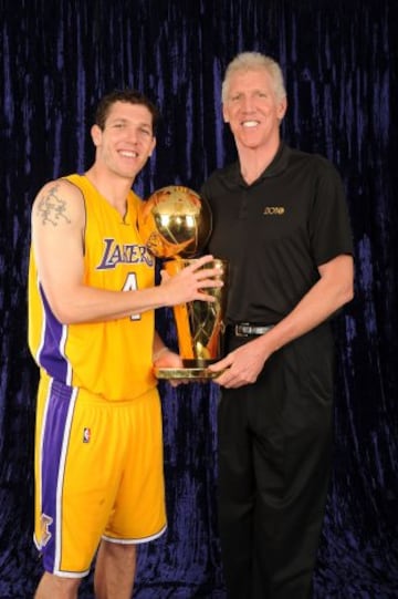 Luke Walton, de Los Angeles Lakers, posa con el trofeo Larry O'Brien junto a supadre Bill.