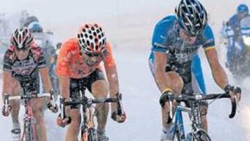 <b>TORMENTA. </b>Egoi Martínez, Landaluze y Gustov circulan bajo el granizo, casi sin poder levantar la cabeza, en un momento de la etapa.