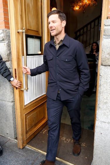 Xabi Alonso a su salida de un restaurante.