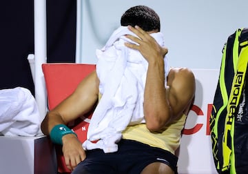 El tenista murciano, Carlos Alcaraz, se enfrentaba en Río de Janeiro a Thiago Monteiro. Pero el español se torció el tobillo derecho cuando apenas se habían disputado dos puntos de su duelo de primer ronda. Aunque logró continuar, decidió retirarse tras el segundo juego, con el marcador igualado (1-1 en 18 minutos, tres o cuatro de actividad real). El percance sufrido pone en peligro su participación en la exhibición que tiene previsto disputar en Las Vegas (Estados Unidos) contra Rafa Nadal el 3 de marzo.