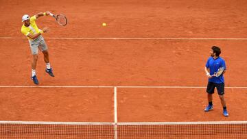 Feliciano y Marc L&oacute;pez, durante la semifinal de dobles.