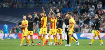 Los jugadores del Girona saludan a la afición desplazada a Madrid. 