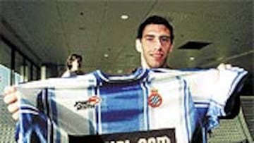 <B>ORGULLOSO CON SU NUEVA ZAMARRA</B>. Barajas se despereza. No son ni las siete. AS y Maxi hablan en blanquiazul: esta es la tuya, Fiera.