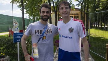 Mario Fernandes posa con el redactor de As Sergio Santos.