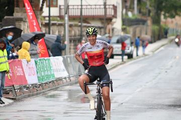 Un cami¨®n seg¨® la vida de Estela Dom¨ªnguez, ciclista vallisoletana de 19 a?os, el 9 de febrero, cuando se entrenaba en un pol¨ªgono industrial en Villares de la Reina, en las afueras de Salamanca. Estela era una ciclista del equipo Sopela, especializada en la modalidad de ciclocross, que unos d¨ªas antes hab¨ªa competido en la de Copa del Mundo de Benidorm. Era hija de Juan Carlos Dom¨ªnguez, un corredor exprofesional que, entre otros muchos logros, visti¨® la maglia rosa del Giro de Italia tras ganar el pr¨®logo en 2002. El fallecimiento de Estela record¨® otras tragedias de ciclistas en la carretera, como las de Antonio Mart¨ªn, Ricardo Otxoa, I?aki Lejarreta, V¨ªctor Cabedo¡ o los italianos Michele Scarponi y Davide Rebellin.