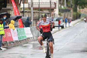 Un camión segó la vida de Estela Domínguez, ciclista vallisoletana de 19 años, el 9 de febrero, cuando se entrenaba en un polígono industrial en Villares de la Reina, en las afueras de Salamanca. Estela era una ciclista del equipo Sopela, especializada en la modalidad de ciclocross, que unos días antes había competido en la de Copa del Mundo de Benidorm. Era hija de Juan Carlos Domínguez, un corredor exprofesional que, entre otros muchos logros, vistió la maglia rosa del Giro de Italia tras ganar el prólogo en 2002. El fallecimiento de Estela recordó otras tragedias de ciclistas en la carretera, como las de Antonio Martín, Ricardo Otxoa, Iñaki Lejarreta, Víctor Cabedo… o los italianos Michele Scarponi y Davide Rebellin.