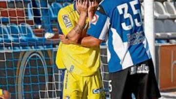 <b>EL PARTIDO. </b>Calero, del Hércules, consuela a Abraham Paz.