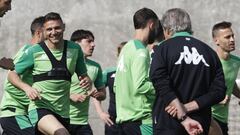 Entrenamiento del Betis esta semana, con Joaqu&iacute;n soriendo y Pellegrini vigilando.