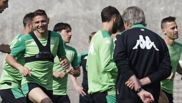 Entrenamiento del Betis esta semana, con Joaqu&iacute;n soriendo y Pellegrini vigilando.