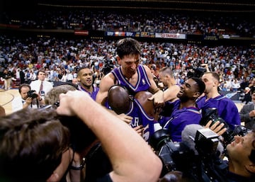 <b>- A?os en la NBA:</b> 1984-2003 <br> <b>- Equipos:</b> Utah Jazz. <b>- Medias de su carrera:</b> 13,1 puntos, 2,7 rebotes, 10,5 asistencias. <br> <b>- Mejor temporada:</b> (1989-90) 17,2 puntos, 2,6 rebotes, 14,5 asistencias. <br> <b>- Méritos:</b> 10 veces all star, 2 veces en el Mejor Quinteto.. <br> <br> Jason Kidd es el segundo jugador con más asistencias de la historia: 12.091. John Stockton es líder con...15.806. Formó un dúo icónico con Karl Malone en unos Jazz a los que sólo les faltó batir en una de sus dos Finales a los Bulls de Jordan. Excepcional pasador, anotador inteligente y defensor pegajoso pese a su limitada capacidad física.