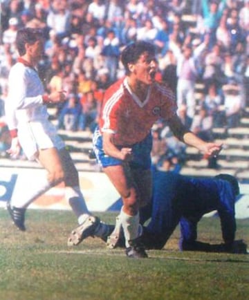 27 de agosto de 1989: Chile es castigado y tiene que jugar como local en Mendoza ante Venezuela por las Eliminatorias de Italia 1990. 5-0 golea la Roja.