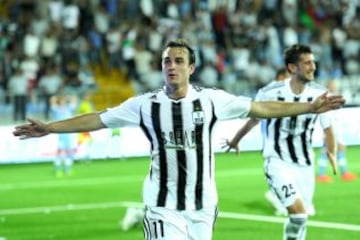 Nico Canales, en la temporada 2012-13 de Azerbaiyán, marcó 30 goles en 48 encuentros con la camiseta del Neftchi Baku. Su promedio de goles por partido fue de 0.63.