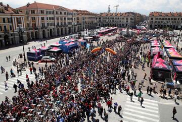 Decimosegunda etapa entre Cuneo y Pinerolo de 156 km. Los corredores en la salida.
