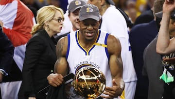 Andre Iguodala con el trofeo de campe&oacute;n de la NBA