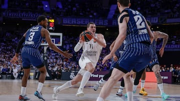 MADRID, 26/03/2026.- El alero croata del Real Madrid Mario Hezonja (c) intenta superar a varios rivales durante el partido de la EuroLiga de baloncesto que Real Madrid y Anadolu Efes disputan este jueves en el Movistar Arena. EFE/Juanjo Martín