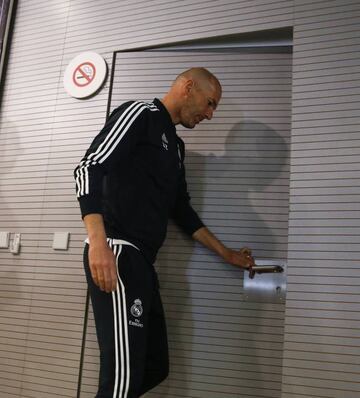 Opening doors | Zidane has decisions to make.