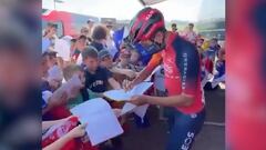 Así recibieron estos pequeños aficionados al ciclismo al corredor colombiano al finalizar la octava y última de Francia. Le han demostrado su admiración al del INEOS.