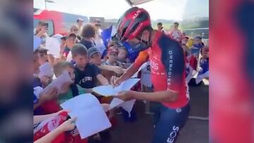 Así recibieron estos pequeños aficionados al ciclismo al corredor colombiano al finalizar la octava y última de Francia. Le han demostrado su admiración al del INEOS.