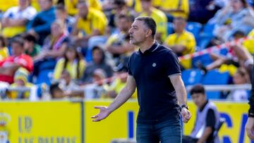 LAS PALMAS DE GRAN CANARIA, 10/03/2024.- El entrenador de la UD Las Palmas, García Pimienta, reacciona durante un partido correspondiente a la jornada 28 en LaLiga EA Sports disputado este domingo entre la UD Las Palmas y el Athletic Club en el estadio de Gran Canaria en Las Palmas de Gran Canaria. EFE/ Quique Curbelo
