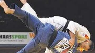 <b>MOMENTO DE ORO. </b>Alarza consigue tirar al italiano Meloni en la final.