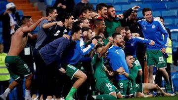 Jugadores y cuerpo técnico del Leganés, celebran la histórica eliminación del Madrid en Copa.