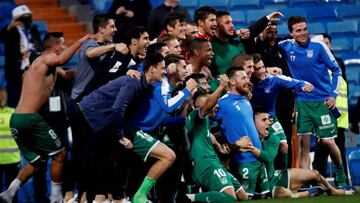 Jugadores y cuerpo t&eacute;cnico del Legan&eacute;s, celebran la hist&oacute;rica eliminaci&oacute;n del Madrid en Copa.