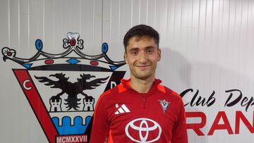 Gorrotxa posa para AS en la sala de prensa de Anduva.