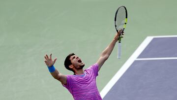 INDIAN WELLS, CALIFORNIA - MARCH 17: Carlos Alcaraz of Spain celebrates match point against Daniil Medvedev of Russia during the Men's Final of the BNP Paribas Open at Indian Wells Tennis Garden on March 17, 2024 in Indian Wells, California.   Matthew Stockman/Getty Images/AFP (Photo by MATTHEW STOCKMAN / GETTY IMAGES NORTH AMERICA / Getty Images via AFP)