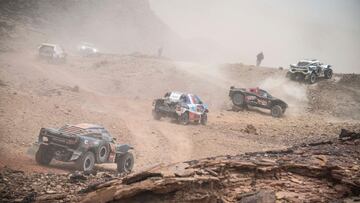 Varios coches durante la quinta etapa del Dakar 2021.