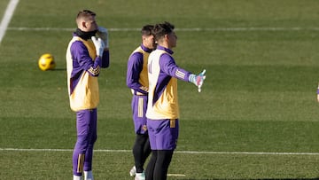 MADRID, 20/12/2023.- Los porteros del Real Madrid Lunin y Kepa durante el entrenamiento llevado a cabo este miércoles en la Ciudad Deportiva de Valdebebas, para preparar su partido de Liga ante el Alavés. EFE/ Mariscal
