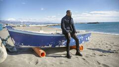 Oumar Diakite posa en la playa en M&aacute;laga. 