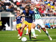 Fuentes y Gael Alonso pugna por un balón