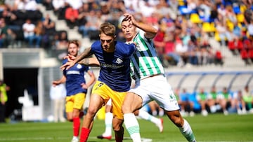 Fuentes y Gael Alonso pugna por un balón