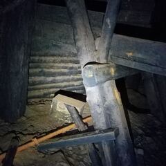 Hallan algo azul brillante en una mina del siglo XIX y es un misterio qué es