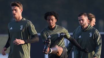 Juventus' defender Daniele Rugani (L), Juventus' midfielder Juan Cuadrado from Colombia (C) and Juventus' midfielder Miralem Pjanic of Bosnia-Erzegovina attend a training session on the eve of the UEFA Champions League football match Juventus Vs Barcelona on November 21, 2017 at the 'Juventus Training Center' in Vinovo. / AFP PHOTO / MARCO BERTORELLO