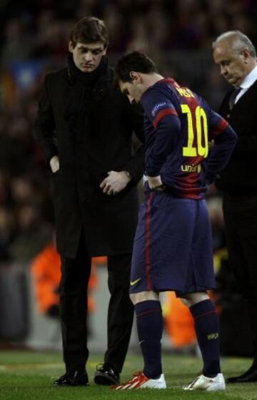 Messi a punto de entrar al campo, recibiendo las últimas instrucciones de Tito Vilanova.