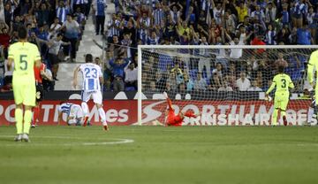 Piqué's failed clearance leaves Óscar Rodríguez in acres of space to score Leganés' second.