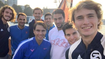 Stefanos Tsitsipas, Roger Federer, Daniil Medvedev, Rafa Nadal, Novak Djokovic, Matteo Berrettini, Dominic Thiem y Alexander Zverev posan para una selfi antes de las Nitto ATP World Tour Finals de Londres.