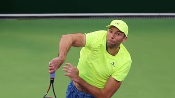 El tenista croata Ivo Karlovic saca durante un partido.