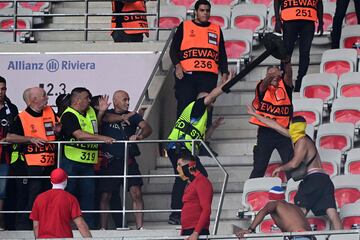 Brutal pelea entre los ultras del Niza y del Colonia en el partido de Conference League que ha dejado siete heridos, dos de ellos graves.  