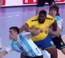 Así juega Mvumbi: el congoleño de 110 kilos que se ha hecho viral en el Mundial de Balonmano
